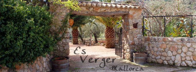 Weine und Olivenöl von Es Verger Das Landgut Es Verger liegt in der Gemeinde von Esporles, 450 Meter über dem Meeresspiegel am Fuße des Gebirgszugs Fita del Ram auf Mallorca. | www.gourmet-versand.com Weine und Olivenöl von Es Verger Das Landgut Es Verger liegt in der Gemeinde von Esporles, 450 Meter über dem Meeresspiegel am Fuße des Gebirgszugs Fita del Ram auf Mallorca. | www.gourmet-versand.com