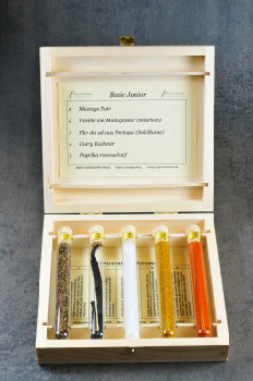 Kleine Gew�rzkiste Basic Junior - Pfeffer / Salz / Vanille / Curry / Paprika, Altes Gew�rzamt, Ingo Holland - siehe Text - Holzkiste - www.gourmet-versand.com