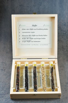 Kleine Gew�rzkiste Pfeffer - 5 Top-Pfeffersorten, Altes Gew�rzamt, Ingo Holland - siehe Text - Holzkiste - www.gourmet-versand.com