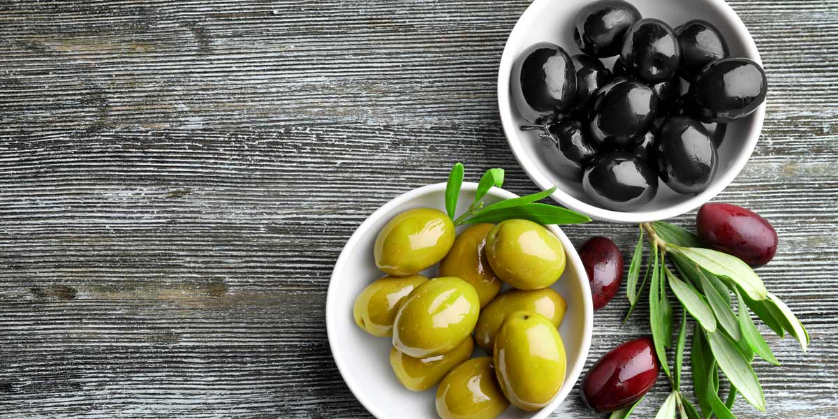 Delicious green and black olives.