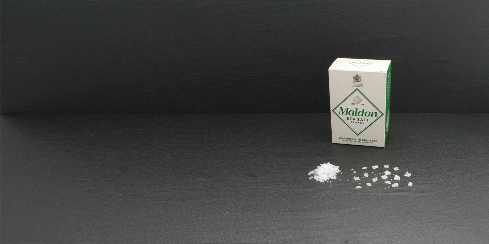 Maldon Sea Salt Flakes - England Meersalz Salz Flocken Die charakteristischen, pyramidenförmigen Salzkristalle sind hauchdünn und lassen sich zum Würzen ganz einfach zwischen den Fingern zerreiben. Gewonnen wird das kostbare Salz von der Maldon Sea Salt Company, der einzigen Salzgewinnungsfirma Englands. Der kleine Familienbetrieb verarbeitet und vertreibt das Salz seit 1882. Maldon Sea Salt ist nur in beschränkten Mengen verfügbar. Maldon Sea Salt Flakes - England Meersalz Salz Flocken Die charakteristischen, pyramidenförmigen Salzkristalle sind hauchdünn und lassen sich zum Würzen ganz einfach zwischen den Fingern zerreiben. Gewonnen wird das kostbare Salz von der Maldon Sea Salt Company, der einzigen Salzgewinnungsfirma Englands. Der kleine Familienbetrieb verarbeitet und vertreibt das Salz seit 1882. Maldon Sea Salt ist nur in beschränkten Mengen verfügbar.