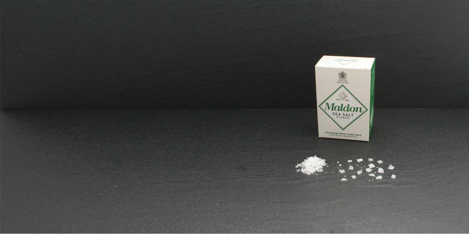 Maldon Zeezoutvlokken Kristallen De karakteristieke, piramidevormige zoutkristallen zijn extreem dun en kunnen gemakkelijk tussen de vingers worden gewreven om op smaak te brengen. Het waardevolle zout wordt gewonnen door de Maldon Sea Salt Company, het enige zoutmijnbedrijf in Engeland. Het kleine familiebedrijf verwerkt en verkoopt het zout al sinds 1882. Maldon Zeezout is slechts in beperkte hoeveelheden verkrijgbaar.