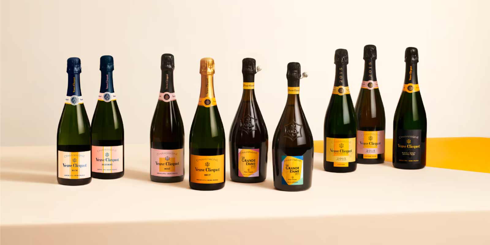 Sampanske Veuve Clicquot Ponsardin Sampanske je legendarni vino. Cela historie Veuve Clicquot se vyznacuje skvelymi viny vyrobenymi se stejnymi vysokymi standardy kvality jako Madame Clicquot. Verni tomuto dedictvi, motto spolecnosti zni: Jedna jedina kvalita, ta uplne prvni. Jsou garanty pokracovani stylu Veuve Clicquot, ktery v sobe spojuje silu a komplexnost. Sampanske Veuve Clicquot Ponsardin Sampanske je legendarni vino. Cela historie Veuve Clicquot se vyznacuje skvelymi viny vyrobenymi se stejnymi vysokymi standardy kvality jako Madame Clicquot. Verni tomuto dedictvi, motto spolecnosti zni: Jedna jedina kvalita, ta uplne prvni. Jsou garanty pokracovani stylu Veuve Clicquot, ktery v sobe spojuje silu a komplexnost.