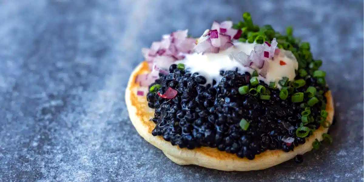 Cavi Art - Caviar a base de plantas A Cavi Art foca na sustentabilidade!
A Cavi Art contribui para a protecao dos futuros estoques pesqueiros, da biodiversidade e dos ecossistemas marinhos. Ao utilizar nosso caviar de algas em vez de ovas de peixe, evitamos o consumo de futuras geracOEes de peixes e, consequentemente, a destruicao do ecossistema marinho. Nosso caviar vegetal pode substituir ovas de peixe-lapa, ovas de capelim, ovas de arenque, ovas de salmao, ovas de peixe-voador e muito mais. Utilizamos algas da Franca e da Noruega.