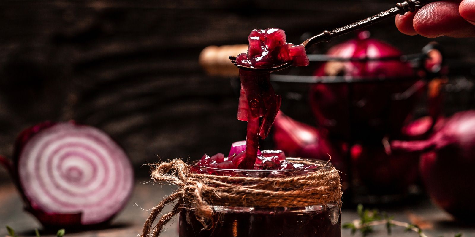 chutney Prvoklasni chutney impresionira pazljivom kombinacijom rucno ubranog voca, povrca i finih zacina, stvarajuci kulinarske vrhunce. Renomirani proizvodaci garantuju zanatsku proizvodnju ovog chutneyja, koji obogacuje i plate sira i jela od mesa do najviseg standarda. S finim chutneyjem, probirljivi gurmani obogacuju svoju kuhinju visestrukim prilogom koji predstavlja autenticna i duboka iskustva okusa.