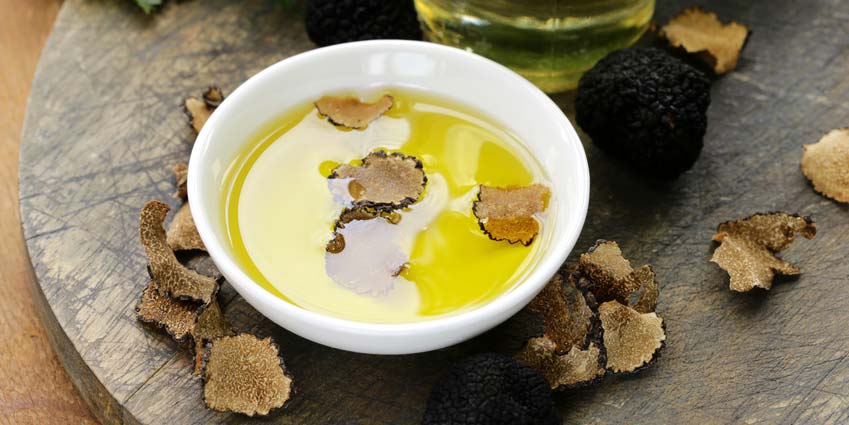 Truffle oils and porcini mushroom oils - Olive oil with porcini mushroom pieces
- Olive oil with truffle pieces
- Truffle oil from La Bilancia
- Truffle oil from white truffles
- Extra virgin truffle oil
- Etc.