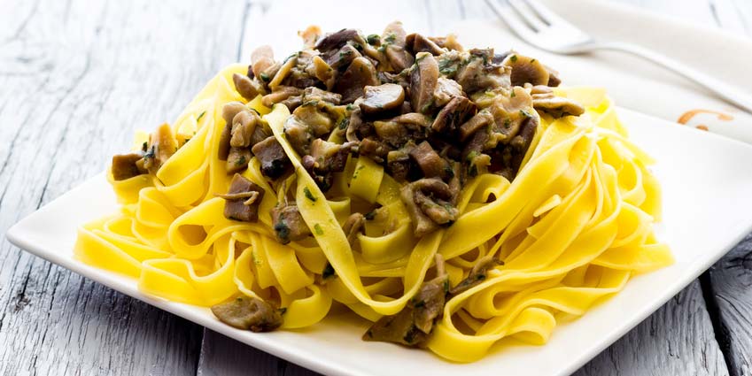Troeffelpasta Pasta med smag af troeffel og porcini-svampe. De er kendetegnet ved et hoejt troeffelindhold. Troeffelpasta er ideel til troeffelretter.