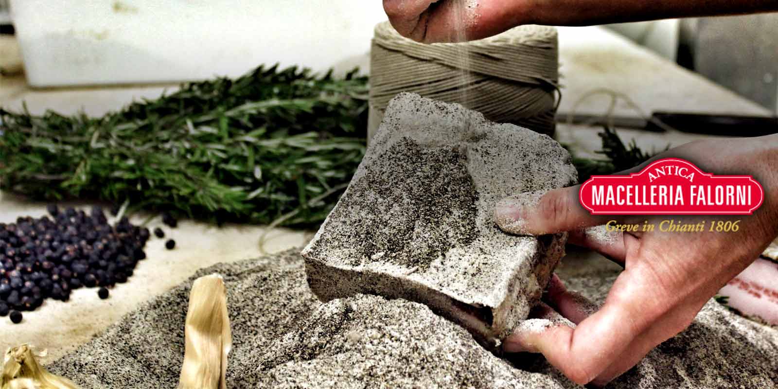 Falorni Salami aus der Toskana Seit mehr als 200 Jahren produziert die Familie Falorni im Herzen des Chianti-Gebiets hochwertige Wurstwaren, die vom Vater an den Sohn die Geheimnisse uralter Rezepte und handwerklicher Verarbeitung weitergeben.
Eine unauflösliche Verbindung mit unserer Region und unseren Wurzeln, die aus echten Dingen und einem gesunden Lebensstil besteht, hat uns erlaubt, zahlreiche Auszeichnungen zu erhalten und unsere Werte und unsere Produkte über unsere nationalen Grenzen hinaus zu exportieren. Falorni Salami aus der Toskana Seit mehr als 200 Jahren produziert die Familie Falorni im Herzen des Chianti-Gebiets hochwertige Wurstwaren, die vom Vater an den Sohn die Geheimnisse uralter Rezepte und handwerklicher Verarbeitung weitergeben.
Eine unauflösliche Verbindung mit unserer Region und unseren Wurzeln, die aus echten Dingen und einem gesunden Lebensstil besteht, hat uns erlaubt, zahlreiche Auszeichnungen zu erhalten und unsere Werte und unsere Produkte über unsere nationalen Grenzen hinaus zu exportieren.