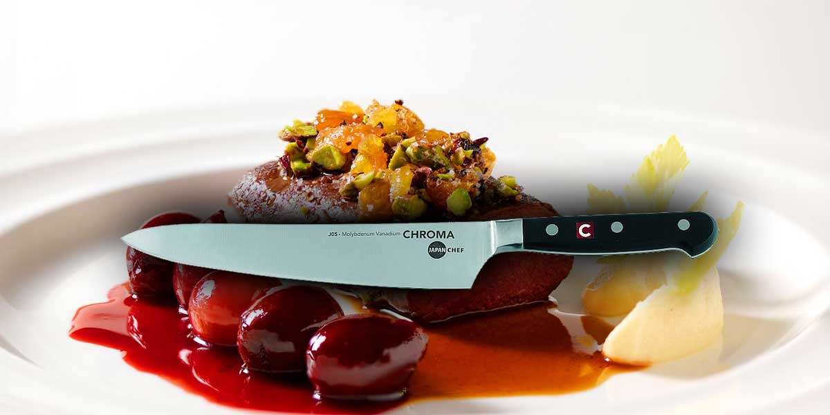 CHROMA JAPANCHEF CHROMA JAPANCHEF ist ein scharfes Küchenmesser. Messer wie JAPANCHEF sind ein Standard für japanische Restaurantköche. Sie haben einen exzellenten Schliff, sind schnitthaltig und lassen sich schnell nachschleifen.