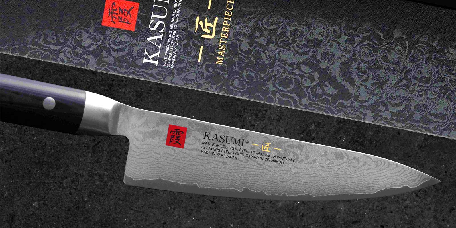 Kasumi-mes De middenlaag van de KASUMI MP-messen is gemaakt van het beste Japanse VG10-staal ? met kobalt en een hoger koolstofgehalte, dat exclusief is ontwikkeld voor de productie van zeer hoogwaardige keukenmessen. Na het smeden worden de bladen opnieuw verwarmd tot ongeveer 800 °C, vervolgens snel weer afgekoeld en zo Rockwell uitgehard tot ongeveer 59-60 °C. De hardheid van 59-60 HRC wordt niet alleen in Japan als de optimale hardheid voor keukenmessen beschouwd. De zeer goede scherpte zorgt ervoor dat de snijkant een zeer lange levensduur heeft (snijbehoud - wordt niet zo snel bot), maar maakt ook eenvoudig opnieuw slijpen mogelijk met de SUMIKAMA-wetstenen.