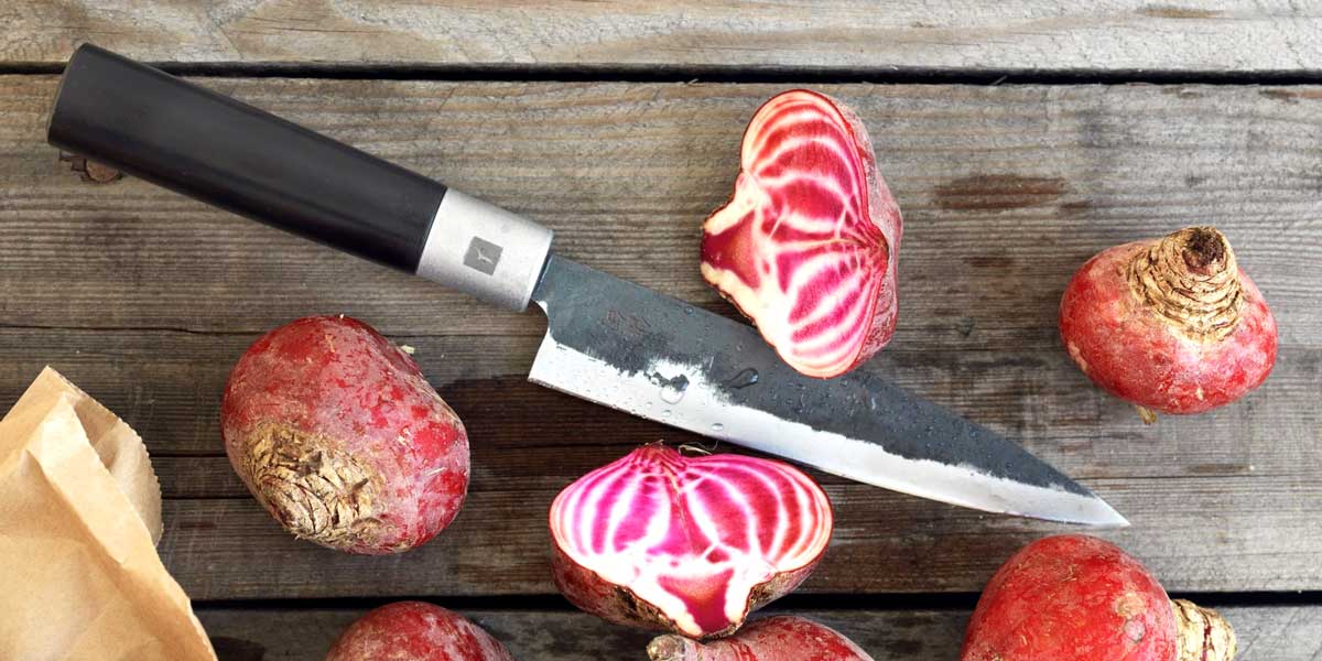 Haiku Kurouchi kniv Haiku Kurouchi-knive er blandt de sakaldte Takumi-knive. Takumi betyder mester. Det hoejeste traditionelle handvaerk, elegance og materialer af hoejeste kvalitet forenes i disse madlavningsvaerktoejer. Det saerlige ved Kurouchi-knivene ligger i bladene, som er smedet sorte og dermed har en original knivkarakter.