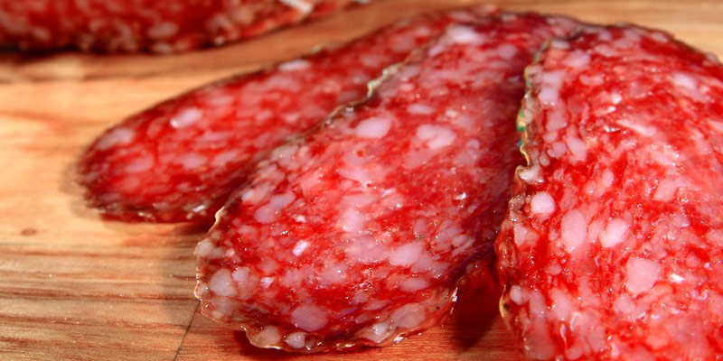 salami Salami Felino, salami de fenouil Toscana, petites saucisses picante, salami des Abruzzes, salami aux cepes, salami aux truffes, salami de sanglier aux truffes, etc.