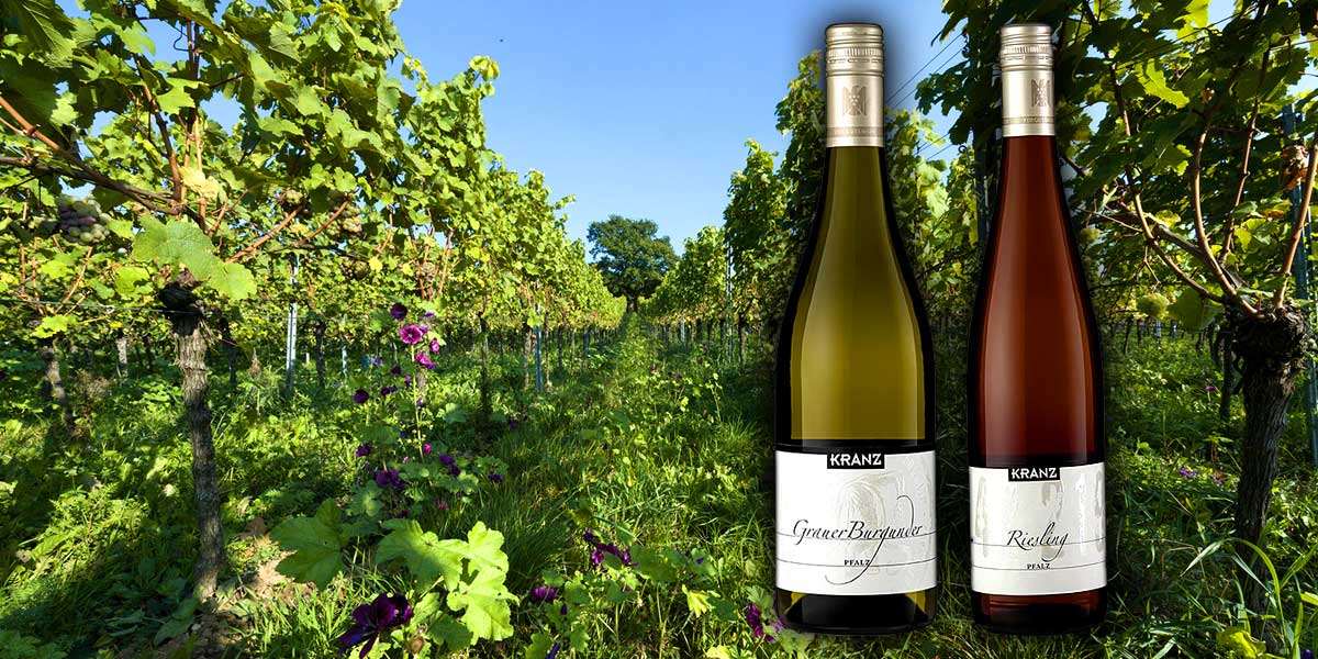 Weingut Kranz - Anbaugebiet Pfalz Hilda und Willi Dennhart begründeten gemeinsam mit Ihrer Tochter Ella und deren Ehemann Hugo Leiner nach dem 2.Weltkrieg das Weingut als Fassweinbetrieb.