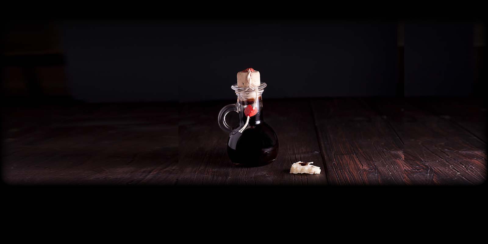 Aceto Balsamico Tradicional Este vinagre e um produto puramente natural, livre de conservantes e corantes. Apenas cerca de 10.000 litros sao produzidos por ano, o que o torna um dos vinagres mais raros e valiosos do mundo.