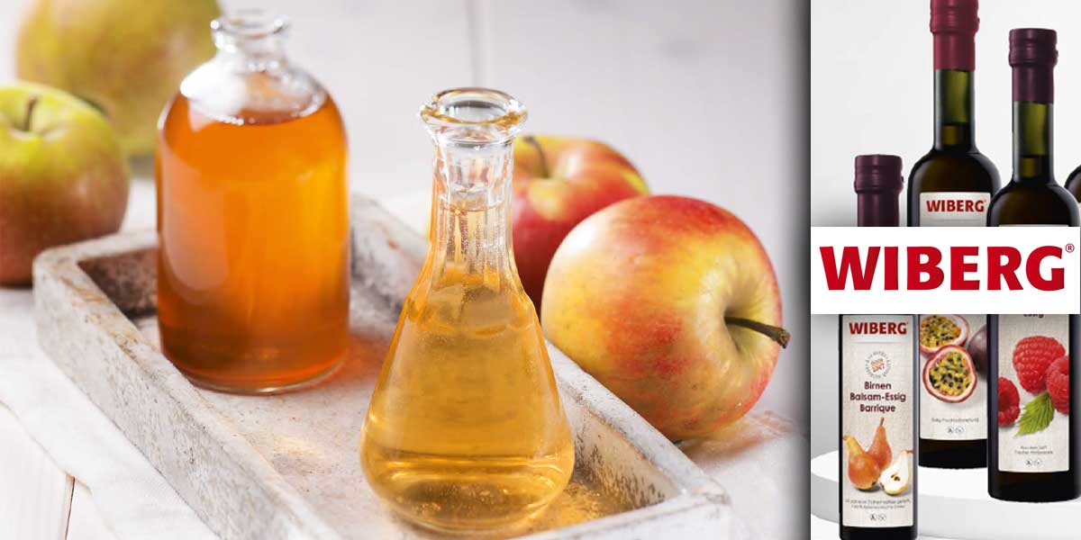 Aceto di Wiberg Oggi gli squisiti aceti Wiberg sono sullo scaffale insieme a vini squisiti e arricchiscono la cucina con sfumature inaspettate. Le pregiate essenze si sono affermate da tempo in ogni cucina sofisticata e portano un`acidita frizzante e una delicata spezia nell`arte culinaria del 21° secolo. La selezione di aceti e oli puri e di alta qualita non e mai stata cosi ampia come lo e oggi. Solo una buona spruzzata di aceto pregiato affina e completa l`ampia gamma del buon gusto. Aceto di Wiberg Oggi gli squisiti aceti Wiberg sono sullo scaffale insieme a vini squisiti e arricchiscono la cucina con sfumature inaspettate. Le pregiate essenze si sono affermate da tempo in ogni cucina sofisticata e portano un`acidita frizzante e una delicata spezia nell`arte culinaria del 21° secolo. La selezione di aceti e oli puri e di alta qualita non e mai stata cosi ampia come lo e oggi. Solo una buona spruzzata di aceto pregiato affina e completa l`ampia gamma del buon gusto.