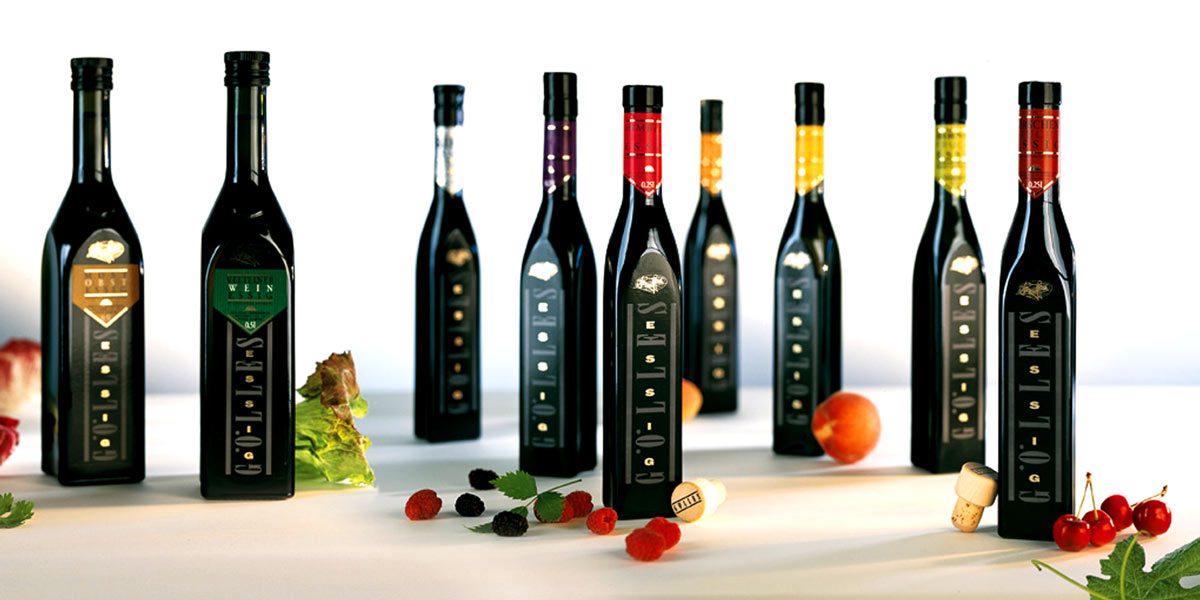 Fabbrica di aceto Golles Gia dagli anni `50 Golles e nota per la sua distilleria di grappa e aceto. Nei vostri frutteti eseguite tutte le fasi in modo tradizionale, dal prodotto base al prodotto finito. Fabbrica di aceto Golles Gia dagli anni `50 Golles e nota per la sua distilleria di grappa e aceto. Nei vostri frutteti eseguite tutte le fasi in modo tradizionale, dal prodotto base al prodotto finito.