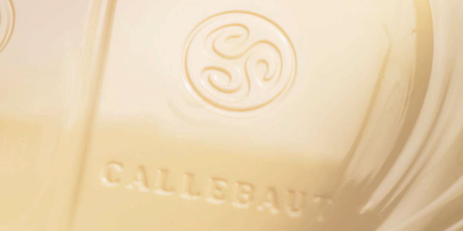 Chocolates brancos da Callebaut O chocolate branco e o resultado da mistura de manteiga de cacau, leite em po e acucar. A proporcao de mistura destes ingredientes - por exemplo vanilina, baunilha ou lecitina - determina o sabor do produto final.