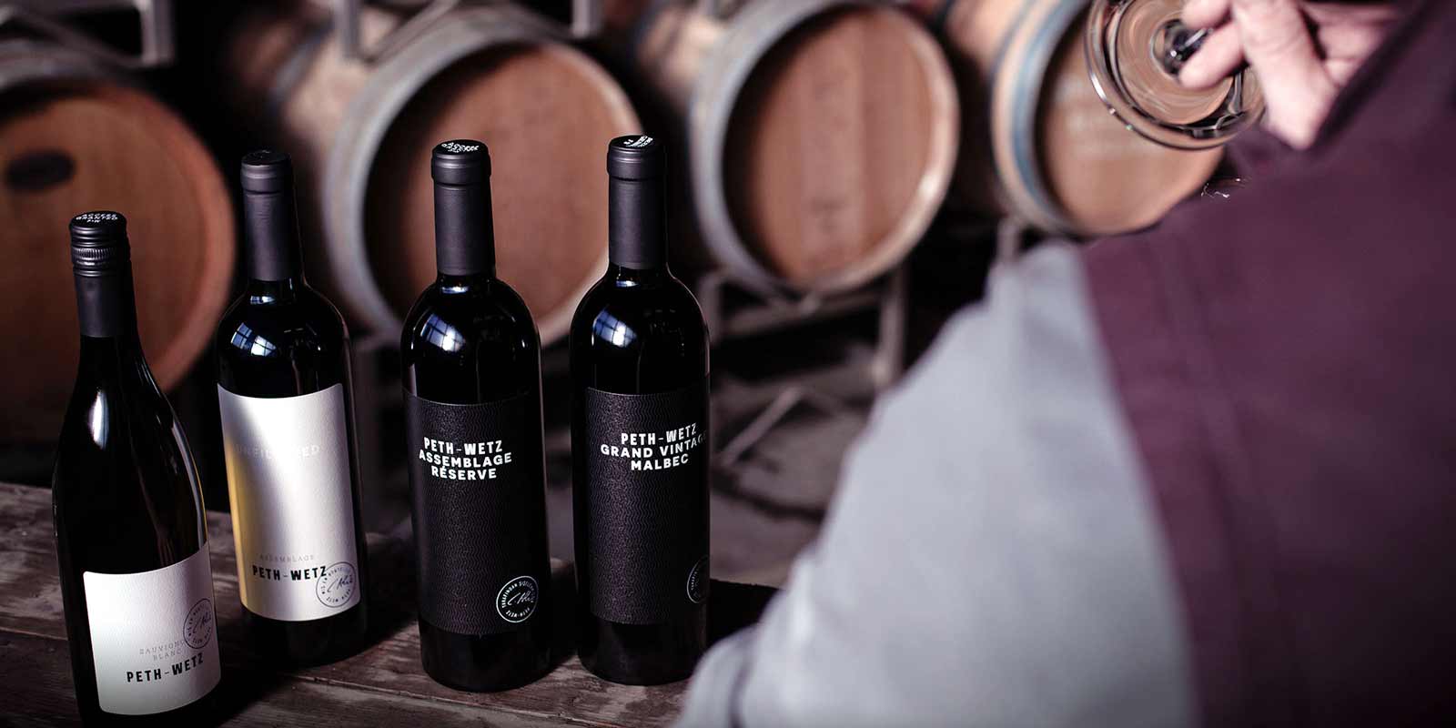 Vinhos de Peth-Wetz Na vinicola Peth-Wetz de 21 hectares em Bermersheim, Reno-Hesse, toda a familia se dedica a viticultura - agora na terceira geracao.