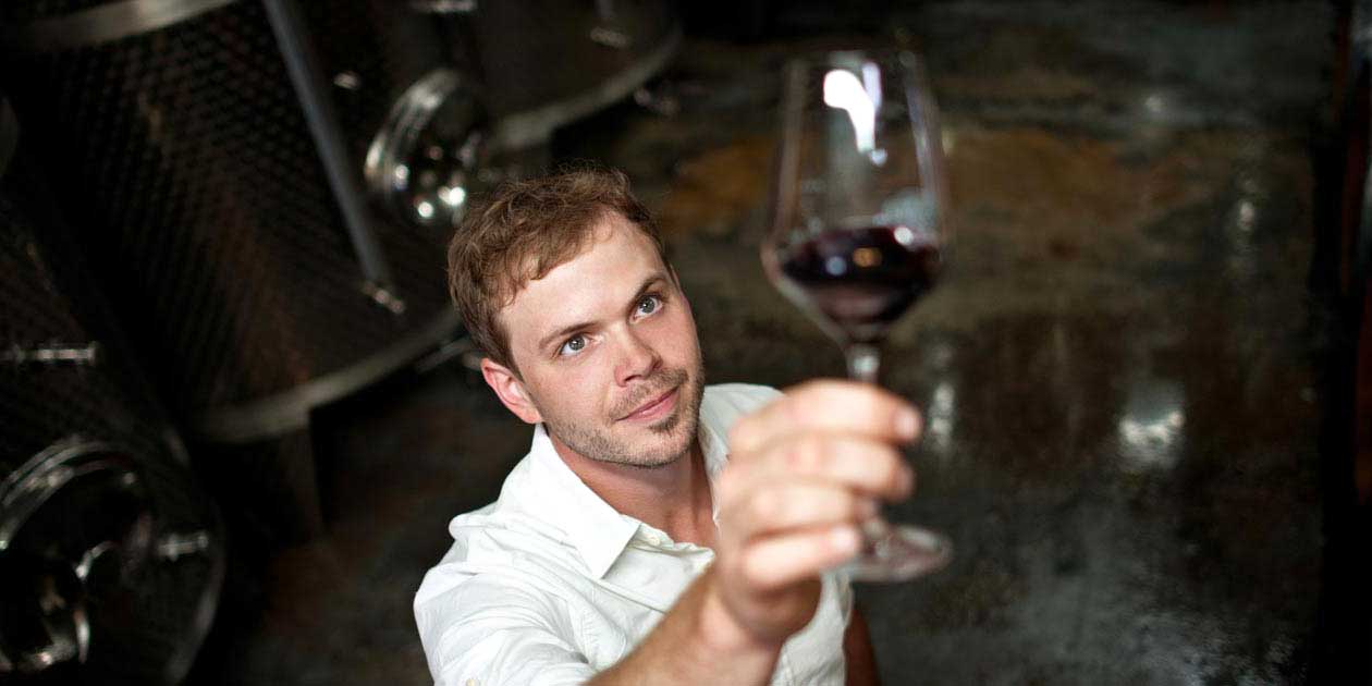 Vinicola Martin Furst - regiao vinicola de Mosela A vinicola Furst e propriedade da familia desde o seculo XIII. As vinhas e a propriedade estao localizadas entre Metzdorf e Mesenich, no curso inferior do Sauer, o pitoresco rio fronteirico entre a Alemanha e o Luxemburgo. A area e caracterizada por um clima ameno e solo fertil caracterizado por calcario de concha. O Sauer serve de reservatorio de calor para as vinhas que prosperam nas suas encostas. Vinicola Martin Furst - regiao vinicola de Mosela A vinicola Furst e propriedade da familia desde o seculo XIII. As vinhas e a propriedade estao localizadas entre Metzdorf e Mesenich, no curso inferior do Sauer, o pitoresco rio fronteirico entre a Alemanha e o Luxemburgo. A area e caracterizada por um clima ameno e solo fertil caracterizado por calcario de concha. O Sauer serve de reservatorio de calor para as vinhas que prosperam nas suas encostas.