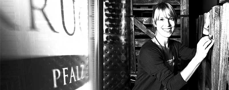 Azienda vinicola Werner Kruck - Regione vinicola del Palatinato La cantina Kruck - una piccola azienda vinicola a conduzione familiare situata a Grosskarlbach sulla Strada del Vino / Palatinato - e gestita da Werner Kruck e dalla figlia piu giovane Carmen con la passione per la vinificazione. Carmen Kruck porta nuove idee e creazioni in cantina dal 2006 come cambiatrice di carriera nel settore della moda. Cio significa che tradizione e modernita trovano la loro strada nel settore vitivinicolo, che ha gia vinto numerosi premi.
