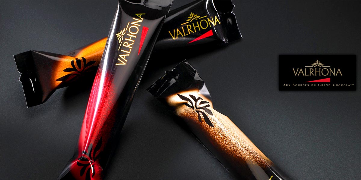 Palitos de chocolate Valrhona Ofereca aos seus convidados o puro prazer Valrhona com o seu cafe. Este novo produto impressiona pelo seu formato unico e original.