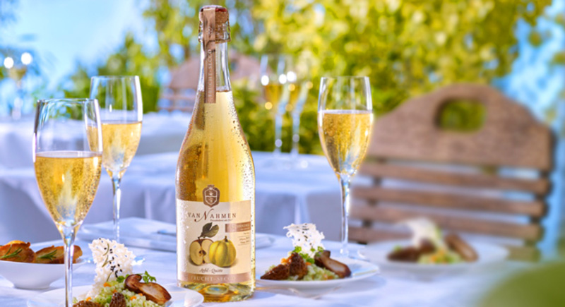 van Nahmen frutta secca e sidro La lavorazione della frutta ha una lunga tradizione nella fabbrica di sidro van Nahmen e nella cantina privata di Hamminkeln, nella Renania. Ai succhi non viene tolto nulla e nulla viene aggiunto: nessun conservante, nessun aroma. Particolare attenzione e rivolta all`utilizzo di antiche varieta di frutta e quindi anche alla conservazione delle varieta coltivate tradizionali che sono a rischio di estinzione. van Nahmen frutta secca e sidro La lavorazione della frutta ha una lunga tradizione nella fabbrica di sidro van Nahmen e nella cantina privata di Hamminkeln, nella Renania. Ai succhi non viene tolto nulla e nulla viene aggiunto: nessun conservante, nessun aroma. Particolare attenzione e rivolta all`utilizzo di antiche varieta di frutta e quindi anche alla conservazione delle varieta coltivate tradizionali che sono a rischio di estinzione.
