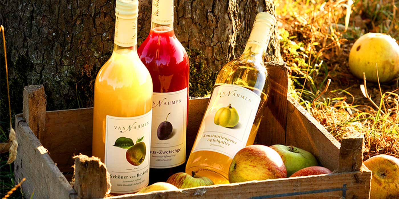 succhi di frutta van Nahmen La lavorazione della frutta ha una lunga tradizione nella fabbrica di sidro van Nahmen e nella cantina privata di Hamminkeln, nella Renania. Ai succhi non viene tolto nulla e nulla viene aggiunto: nessun conservante, nessun aroma. Particolare attenzione e rivolta all`utilizzo di antiche varieta di frutta e quindi anche alla conservazione delle varieta coltivate tradizionali che sono a rischio di estinzione. succhi di frutta van Nahmen La lavorazione della frutta ha una lunga tradizione nella fabbrica di sidro van Nahmen e nella cantina privata di Hamminkeln, nella Renania. Ai succhi non viene tolto nulla e nulla viene aggiunto: nessun conservante, nessun aroma. Particolare attenzione e rivolta all`utilizzo di antiche varieta di frutta e quindi anche alla conservazione delle varieta coltivate tradizionali che sono a rischio di estinzione.