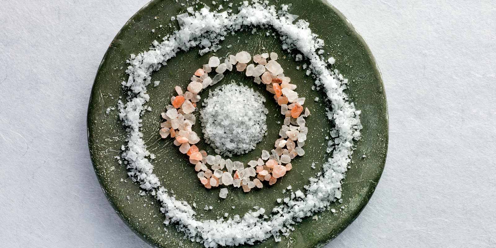 Especialidades de Wiberg Ursalz Cuando buscan una alternativa sensata a la sal de mesa, muchos chefs profesionales optan por la sal cristalina natural. Las ventajas sobre la sal de mesa convencional se pueden ver a primera vista: los minerales, los oligoelementos y el sabor suave pero fresco hablan por si solos. Con las especialidades Ursalz, WIBERG ofrece tambien una solucion global bien pensada para cocinas profesionales de este segmento. Especialidades de Wiberg Ursalz Cuando buscan una alternativa sensata a la sal de mesa, muchos chefs profesionales optan por la sal cristalina natural. Las ventajas sobre la sal de mesa convencional se pueden ver a primera vista: los minerales, los oligoelementos y el sabor suave pero fresco hablan por si solos. Con las especialidades Ursalz, WIBERG ofrece tambien una solucion global bien pensada para cocinas profesionales de este segmento.