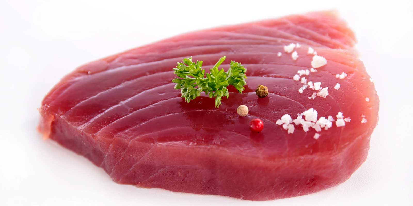 Prodotti a base di tonno Pezzi di tonno, crema di tonno di vari produttori.