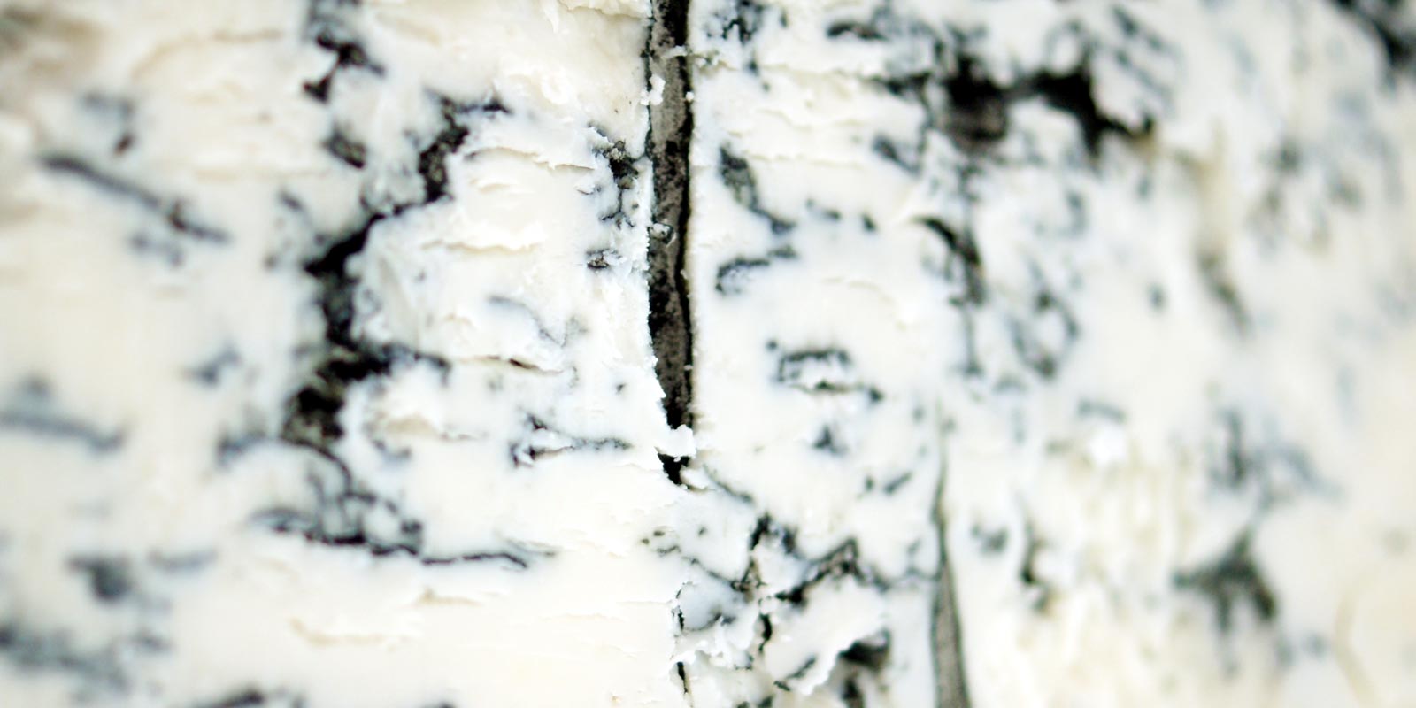 Myk ost, boeffel ricotta, halvhard ost Her finner du ulike typer myk ost. Enten deilig boeffelmelk ricotta eller langmodnet blamuggost. Smaksloekene dine vil vaere glade her.