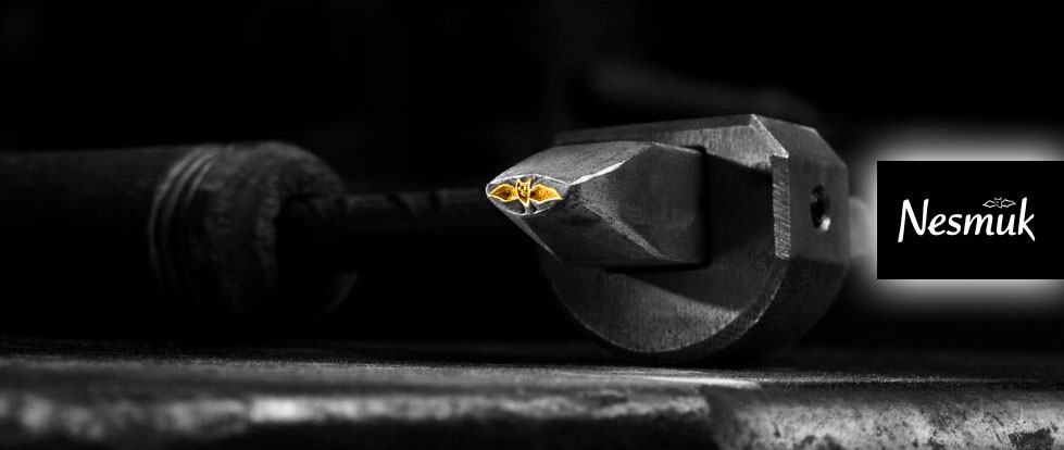 Nesmuk - Cuchillos exclusivos de Damasco Nesmuk desarrolla y fabrica cuchillos con el mayor filo posible, utilizando tipos de acero, materiales preciosos y tecnologias que nunca antes se habian utilizado en la industria de la cuchilleria.