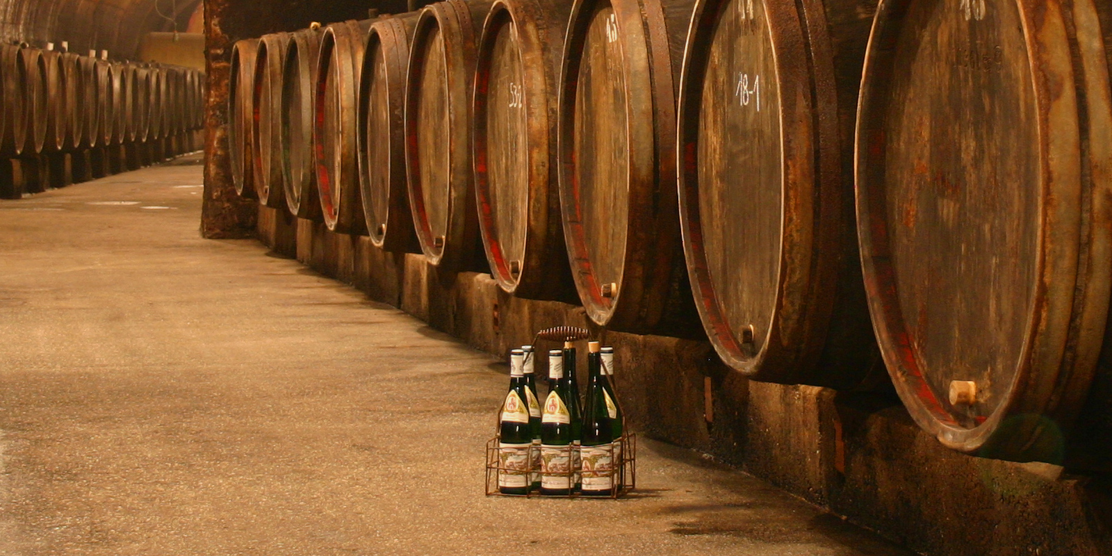 Celler Maximin Grunhaus - regio vinicola de Mosella El celler es troba als peus d`un vessant sud extens i escarpat, al costat esquerre del Ruwer.La vinya tancada i arrodonida de Maximin Grunhaus amb les vinyes individuals Abtsberg, Herrenberg i Bruderberg son propietat exclusiva de la familia Schubert.