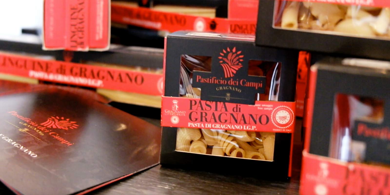 Pastifico dei Campi - Pasta di Gragnano IGP Pastificio dei Campi menghasilkan beberapa karya klasik Itali dan beberapa ciptaan asli. Pasta dibuat daripada 100% semolina gandum durum Itali dan disemperit menggunakan acuan gangsa.