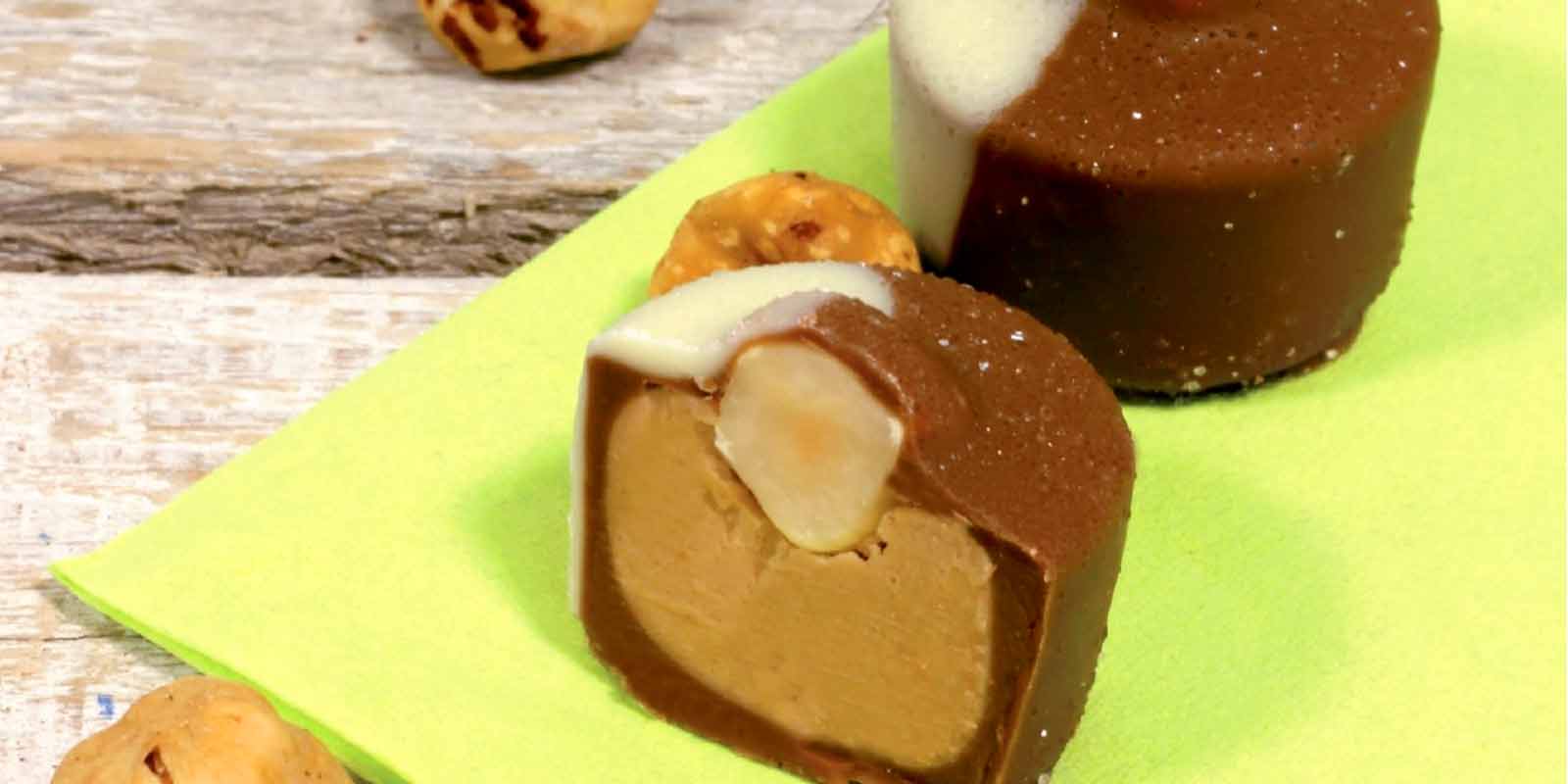 Coppeneur choklad Pralinchoklad
Hjartat i varje pralinchoklad ar fyllningen - forsiktigt tackt av utvalda overdrag. De lovande, ibland ovanliga sammansattningarna av ingredienserna, som ibland ar arrangerade i ett eller tva lager, ar grunden for smakverk.