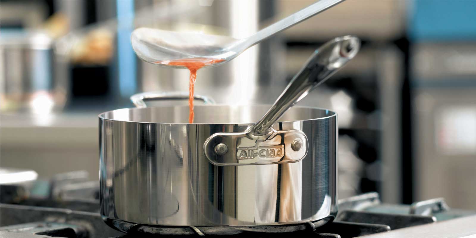 All-Clad Pots and Pans - Stainless® This Stainless® series has a three-layer metal compound with an aluminum core that maximizes thermal conductivity and heat distribution. The outer layer is made of stainless steel for cleaning and durability.

- Suitable for all types of stoves, ideal for induction and gas
- very good heat distribution
- very fast heating
- low weight
- minimalist design
- large assortment