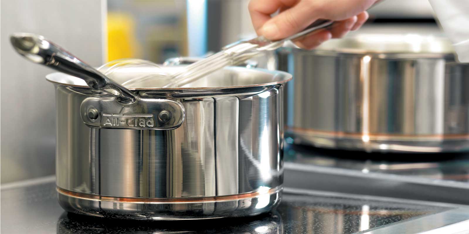 All-Clad Pots and Pans - Copper-Core® This Copper-Core® series has a five-layer metal connection with a copper core that maximizes thermal conductivity and heat distribution. The outer layer is made of stainless steel for cleaning and durability.

- suitable for all types of stoves, ideal for professional induction and gas (gastro stoves)
- maximum torsional rigidity
- very good heat distribution
- comfortable thanks to the pouring rim
- ergonomic handles with anti-slip brakes