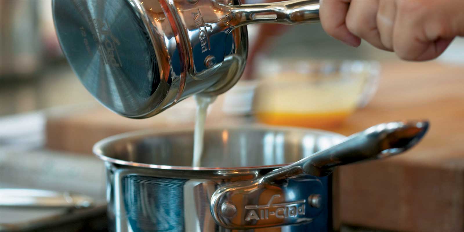 All-Clad Töpfe und Pfannen - d5 All-Clad präsentiert die nächste Generation Mehrschicht-Edelstahl-Kochgeschirr - Optimiert für Hochleistungs-Induktionsherde. Mit patentierter d5 Technologie, entwickelt und hergestellt in den USA, kombiniert den klassischen Stil der Stainless-Serie mit gesteigerter Performance und verbesserter Ergonomie.
- für alle Herdarten geeignet, optimal auf Induktion und Gas
- unerreicht gleichmäßige Wärmeverteilung durch Kupferkern
- schnelle Aufheizung
- ergonomische Griffe mit Rutschbremse
- komfortabel durch Schüttrand
- edles Design
- sehr exklusiv All-Clad Töpfe und Pfannen - d5 All-Clad präsentiert die nächste Generation Mehrschicht-Edelstahl-Kochgeschirr - Optimiert für Hochleistungs-Induktionsherde. Mit patentierter d5 Technologie, entwickelt und hergestellt in den USA, kombiniert den klassischen Stil der Stainless-Serie mit gesteigerter Performance und verbesserter Ergonomie.
- für alle Herdarten geeignet, optimal auf Induktion und Gas
- unerreicht gleichmäßige Wärmeverteilung durch Kupferkern
- schnelle Aufheizung
- ergonomische Griffe mit Rutschbremse
- komfortabel durch Schüttrand
- edles Design
- sehr exklusiv