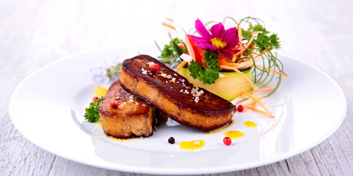 Gosja jetra in racja jetra porcionirana in pripravljena za cvrtje - Surova gosja jetra (foie gras d`oie)
- surova racja jetra (foie gras de canard)

Vsak je naveden v razlicnih velikostih in kakovosti.