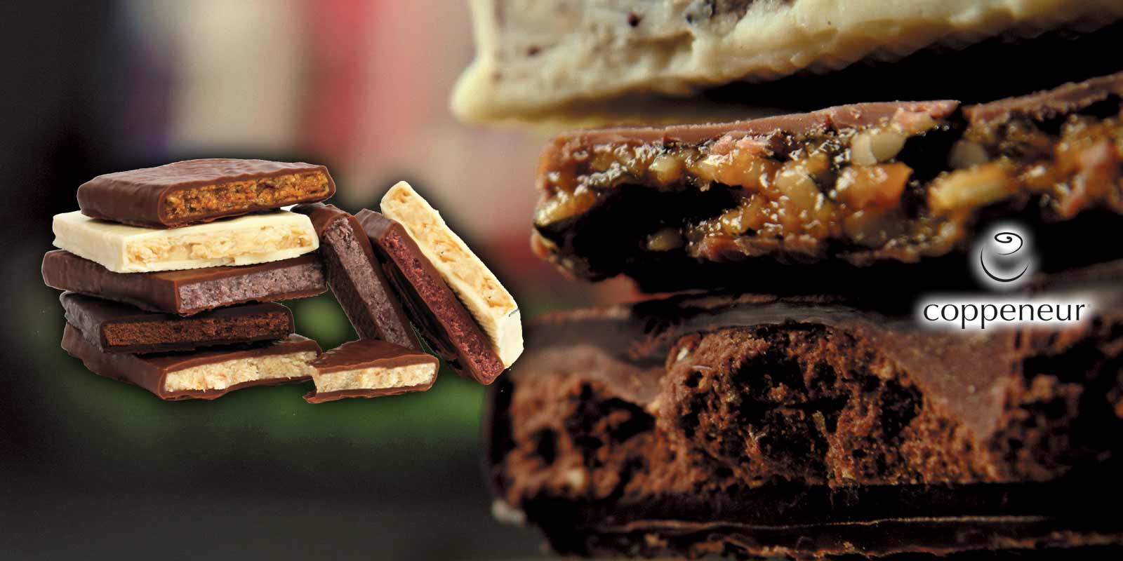 Coppeneur gefüllte handgeschöpfte Praline-Tafel-Schokoladen Handgeschöpfte Schokoladentafeln in fantastischen Geschmacksrichtungen vom prämierten Hersteller Coppeneur. Coppeneur gefüllte handgeschöpfte Praline-Tafel-Schokoladen Handgeschöpfte Schokoladentafeln in fantastischen Geschmacksrichtungen vom prämierten Hersteller Coppeneur.