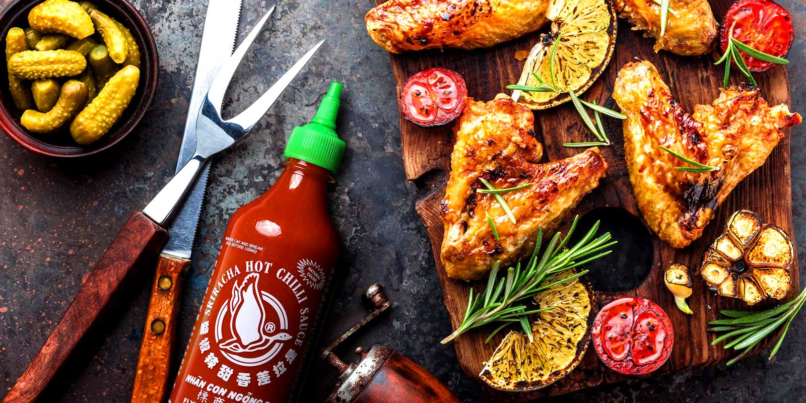Sriracha szoszok a Flying Goose-tol 1999-ben indult premium thai szoszmarkank, a Flying Goose azzal a cellal, hogy emelje a csipos szoszok szinvonalat, es az inyenceknek a leheto legmagasabb szintu izt biztositsa, hogy kiegeszitse mindenfele finom csemeget.