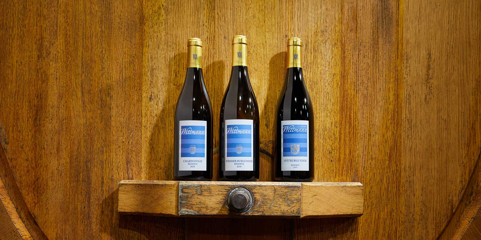 Winiarnia Wittmann Czas i spokoj to skladniki doskonalego wina. Wlasnie to wino znajduje sie w sklepionej piwnicy zbudowanej w 1829 roku. Philipp Wittmann pozwala swoim winom dojrzewac w 80 drewnianych beczkach, w stalej temperaturze i rownej wilgotnosci. Najstarszy pochodzi z 1890 roku i zapewnial juz zakwaterowanie wielu wspanialym pokoleniom. Kazda beczka zawiera zbiory z jednej dzialki winnicy.