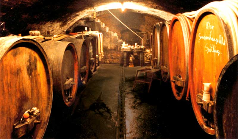 Almanya Saraplari - Rheinhessen - Jens Bettenheimer Bettenheimer saraphanesi eski Ober-Ingelheim`da yer almaktadir. Jens Bettenheimer, 2005 yilindan bu yana, Bettenheimer`in 550 yillik sarap yapimi gelenegini surdurmek amaciyla devraldigi Ingelheim am Rhein`deki aile sarap imalathanesine geri dondu.
Tutkusu Pinot Noir, Silvaner, Riesling ve Pinot Gris gibi klasik uzum cesitlerinde yatiyor. Almanya Saraplari - Rheinhessen - Jens Bettenheimer Bettenheimer saraphanesi eski Ober-Ingelheim`da yer almaktadir. Jens Bettenheimer, 2005 yilindan bu yana, Bettenheimer`in 550 yillik sarap yapimi gelenegini surdurmek amaciyla devraldigi Ingelheim am Rhein`deki aile sarap imalathanesine geri dondu.
Tutkusu Pinot Noir, Silvaner, Riesling ve Pinot Gris gibi klasik uzum cesitlerinde yatiyor.