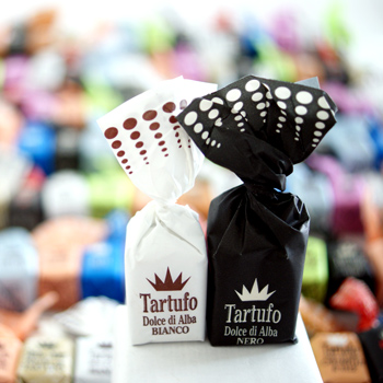 Trüffelpralinen von Tartuflanghe Tartufo Dolce di Alba a 14g, 7x NERO schwarze und 7x BIANCO weiße gemischt in Foliebeutel mit Schleifenband - 190 g - Folietüte Trüffelpralinen von Tartuflanghe Tartufo Dolce di Alba a 14g, 7x NERO schwarze und 7x BIANCO weiße gemischt in Foliebeutel mit Schleifenband - 190 g - Folietüte
