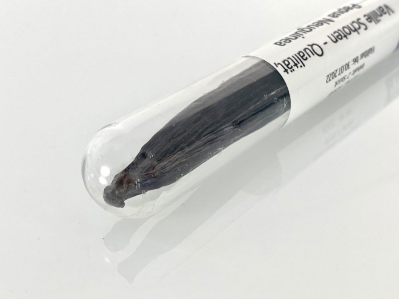 Vanilla pods - quality, Papua New Guinea, 2 pods in a test tube with a bow - 2 pieces / a approx. 3 g - In a test tube with a bow Vanilla pods - quality, Papua New Guinea, 2 pods in a test tube with a bow - 2 pieces / a approx. 3 g - In a test tube with a bow