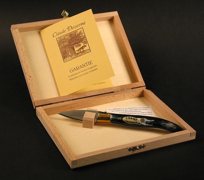 Faca de ostra, cabo em chifre, lamina larga, modelo Laguiole, em caixa de madeira - 1 pedaco - caixa