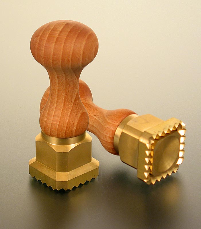 Cortador de ravioli, madeira / latao, quadrado com borda serrilhada, 35 x 35 mm - 1 pedaco - Solto