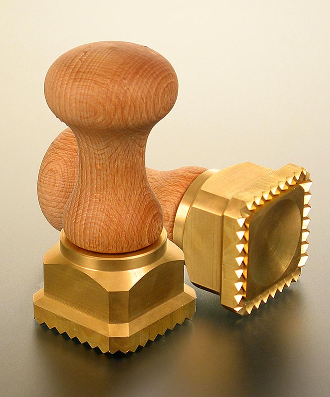 Cortador de ravioles, madera / laton, cuadrado con borde dentado, 45 x 45 mm - 1 pieza - Perder