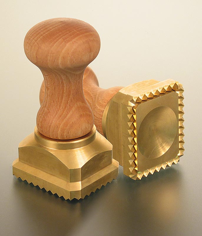 Cortador de ravioles, madera / laton, rectangular con borde dentado, 45 x 55 mm - 1 pieza - Perder