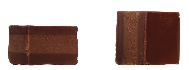 Centodadi Fiat Noir, vitrine, 100 bombons em camadas com creme de nozes e cacau, expositor, Majani - 1.013g - mostrar