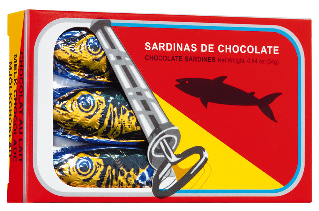 Latas de Sardinas, esposizione, sardine al cioccolato al latte, esposizione, Simon Coll - 18 x 24 g - Schermo